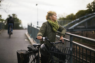 Junge Frau auf dem Fahrrad - JOHF00863