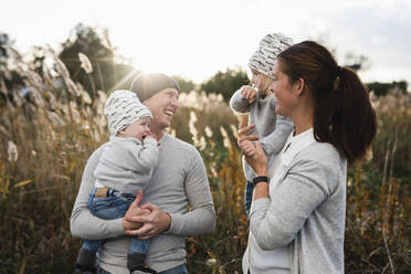 Glückliche Familie zusammen - JOHF00878