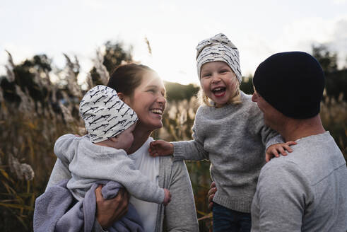 Glückliche Familie zusammen - JOHF00879