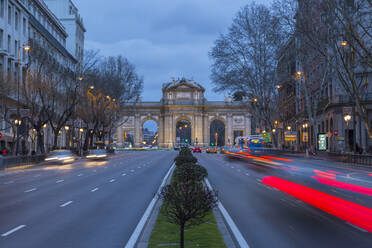 Blick auf den Dreifaltigkeitsbogen (Puerta de Alcala) auf der Plaza de la Independencia in der Abenddämmerung, Madrid, Spanien, Europa - RHPLF10966