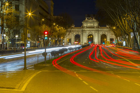 Blick auf den Dreifaltigkeitsbogen (Puerta de Alcala) auf der Plaza de la Independencia in der Abenddämmerung, Madrid, Spanien, Europa - RHPLF10970