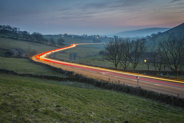 Blick auf die Beleuchtungsanlage auf der A623 bei Sparrowpit in der Abenddämmerung, Peak District National Park, Derbyshire, England, Vereinigtes Königreich, Europa - RHPLF10971