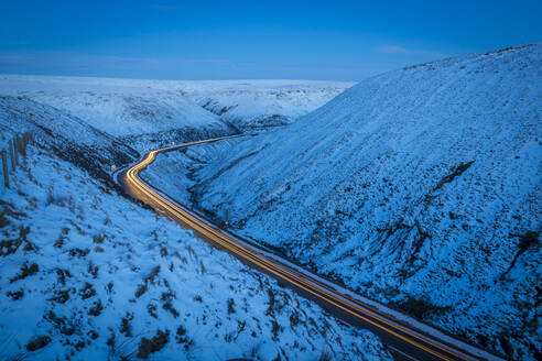 Winterlandschaft und Wegbeleuchtung am Snake Pass, Peak District National Park, Derbyshire, England, Vereinigtes Königreich, Europa - RHPLF10973