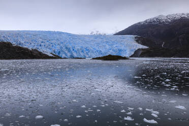 Abgelegener El Brujo Gletscher, Asia Fjord, Bernardo O'Higgins National Park, Chilenische Fjorde, Südliches Patagonien Eisfeld, Chile, Südamerika - RHPLF10977