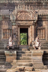 Detailed carving on the facade of a temple at Banteay Srei in Angkor, UNESCO World Heritage Site, Siem Reap, Cambodia, Indochina, Southeast Asia, Asia - RHPLF10986