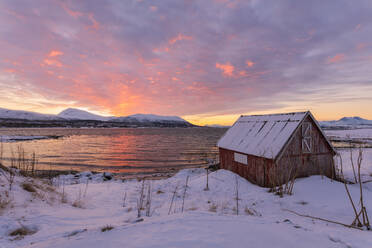 Holzhütte am Meer bei Sonnenuntergang, Troms, Norwegen, Skandinavien, Europa - RHPLF11011
