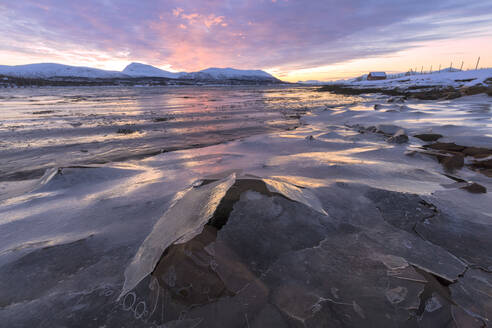 Sonnenuntergang auf mit Eis bedeckten Felsen, Troms, Norwegen, Skandinavien, Europa - RHPLF11012