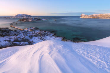 Blick auf Brücke und kristallklares Meer, Insel Sommaroy, Provinz Troms, Norwegen, Skandinavien, Europa - RHPLF11013