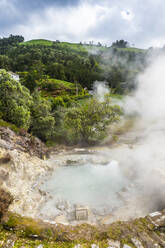 Fumarolen in der Stadt Furnas, Insel Sao Miguel, Azoren, Portugal, Atlantik, Europa - RHPLF11027