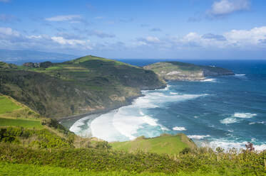 Blick über die nördliche Küstenlinie vom Aussichtspunkt Santa Iria, Insel Sao Miguel, Azoren, Portugal, Atlantik, Europa - RHPLF11028