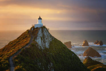 Nugget Point Leuchtturm bei Sonnenaufgang, Nugget Point, Otago, Südinsel, Neuseeland, Pazifik - RHPLF11052