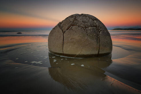 Moeraki Boulder bei Sonnenuntergang, Koekohe Beach, Moeraki Peninsula, Otago, Südinsel, Neuseeland, Pazifik - RHPLF11053