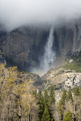 Aus den Wolken auftauchender Wasserfall am El Capitan im Yosemite-Nationalpark, UNESCO-Welterbe, Kalifornien, Vereinigte Staaten von Amerika, Nordamerika - RHPLF11070