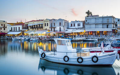 Alter venezianischer Hafen, Tavernen am Meer in der Abenddämmerung, Rethymno (Rethymnon), Kreta, Griechische Inseln, Griechenland, Europa - RHPLF11085