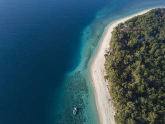 Drohnenaufnahme der Insel Gili Meno, Bali, Indonesien - KNTF03416