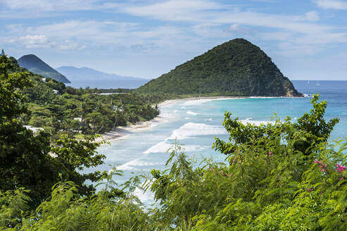 Landschaftliche Ansicht der Britischen Jungferninseln gegen den Himmel an einem sonnigen Tag, Tortola - RUNF03124