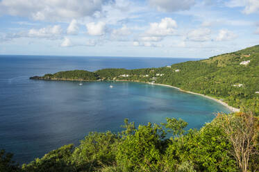 Luftaufnahme von Brewers Bay gegen bewölkten Himmel, Tortola, Britische Jungferninseln - RUNF03133