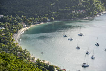 Blick von oben auf Boote in der Cane Garden Bay, Tortola, Britische Jungferninseln - RUNF03135