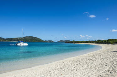 Blick auf den Strand der Long Bay vor blauem Himmel, Beef Island, Britische Jungferninseln - RUNF03142