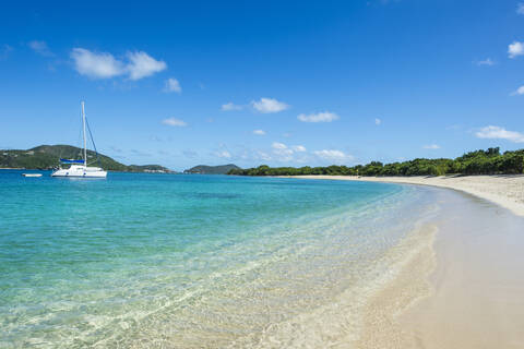 Ruhiger Blick auf den Strand der Long Bay vor blauem Himmel, Beef Island, Britische Jungferninseln, lizenzfreies Stockfoto