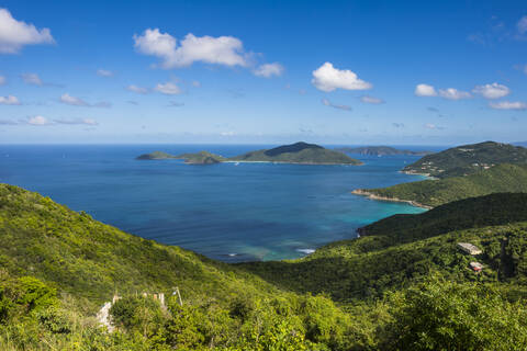 Ruhiger Blick auf das karibische Meer vor blauem Himmel, Tortola, Britische Jungferninseln, lizenzfreies Stockfoto