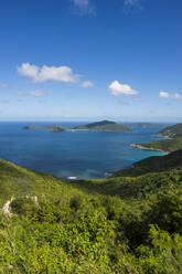 Ruhiger Blick auf das karibische Meer gegen den Himmel, Tortola, Britische Jungferninseln - RUNF03148