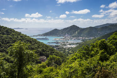 Blick von oben auf Road Town gegen den Himmel, Tortola, Britische Jungferninseln - RUNF03150