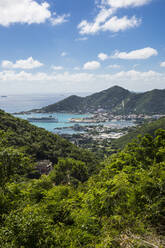 Blick von oben auf Road Town bei bewölktem Himmel, Tortola, Britische Jungferninseln - RUNF03151