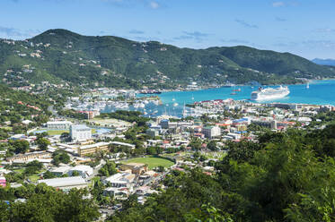 Blick von oben auf Road Town vor blauem Himmel, Tortola, Britische Jungferninseln - RUNF03152