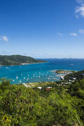 Luftaufnahme des Meeres vor blauem Himmel, Road Town, Tortola, Britische Jungferninseln - RUNF03153