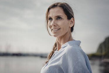 Porträt einer schönen Frau am Meer - JOSF03661