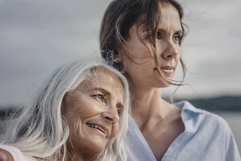 Mutter und Tochter verbringen einen Tag am Meer, Porträt, lizenzfreies Stockfoto
