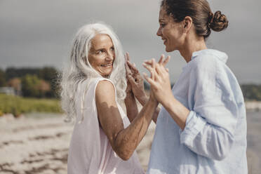 Mutter und Tochter verbringen einen Tag am Meer und tanzen am Strand - JOSF03671