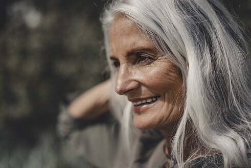 Porträt einer schönen, weißhaarigen älteren Frau - JOSF03692