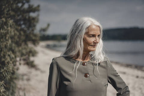 Ältere Frau mit Blick auf das Meer, Porträt, lizenzfreies Stockfoto
