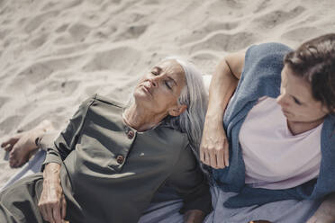 Mutter und Tochter entspannen sich am Strand - JOSF03695