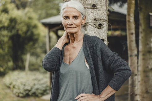Ältere Frau in der Natur stehend, Porträt - JOSF03718