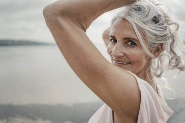 White haired senior woman posing by the sea - JOSF03747