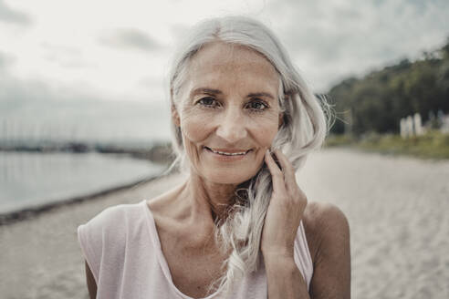 Senior woman at the sea, portrait - JOSF03749