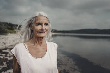Senior woman at the sea, portrait - JOSF03750