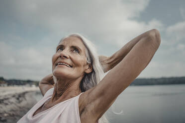 Ältere Frau am Meer, Porträt - JOSF03755