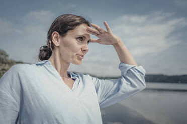 Frau mit Blick auf das Meer, Porträt - JOSF03758