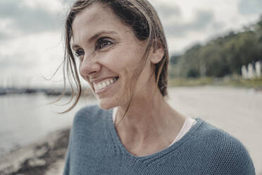 Portrait of a smiling woman at the sea - JOSF03763