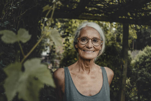 Porträt einer älteren Frau, die eine Brille trägt - JOSF03780