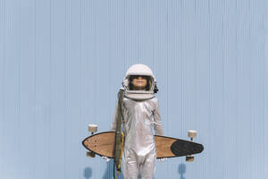 Kind als Astronaut verkleidet mit Longboard - DAMF00039