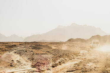 Geländewagen in trockener Landschaft bei klarem Himmel an einem sonnigen Tag in Suez, Ägypten - PUF01717