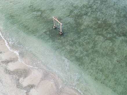 Drohnenaufnahme von Schaukeln auf der Insel Gili-Air, Bali, Indonesien - KNTF03426