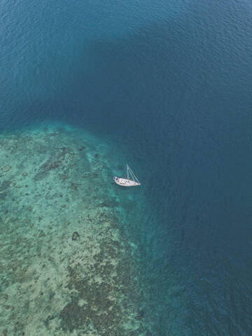 Luftaufnahme des Schiffs auf der Insel Gili-Air in Bali, Indonesien, lizenzfreies Stockfoto