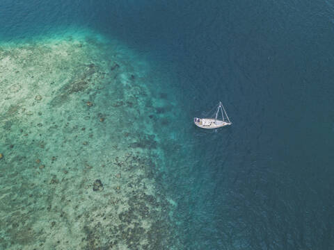 Drohnenaufnahme eines Schiffs auf See bei der Insel Gili-Air, Bali, Indonesien, lizenzfreies Stockfoto