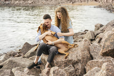 Junges Paar mit Hund am Strand - VPIF01500